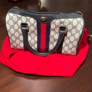 Immaculate vintage Gucci Boston barrel bag in cream and navy.